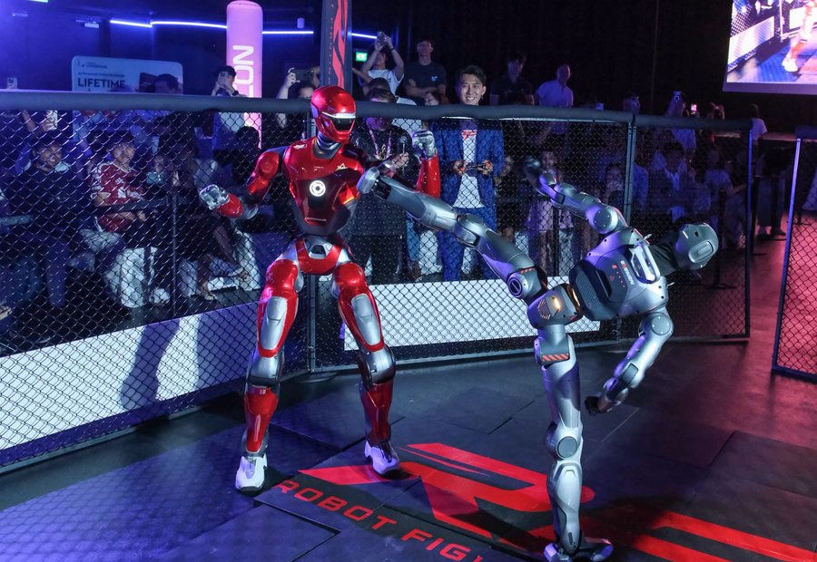 Red robot landing a kick on a silver opponent